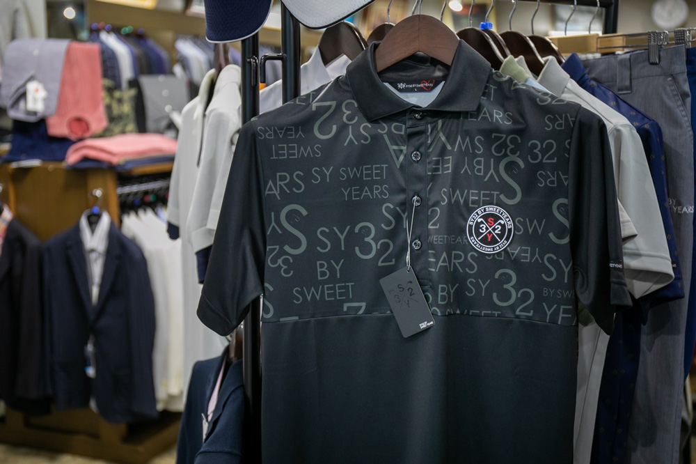 セレクトショップ梅村（梅村紳士服店）のファッションブランドが並ぶ店内写真
